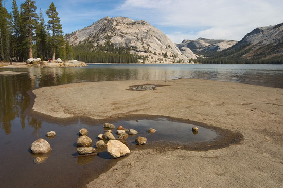 - Curvy Granite Shoreline of Tenaya Lake and Polly Dome, Yosemite NP -